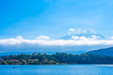 Dağ fuji akçaağaç yaprağı ağaç göl sonbahar sezonu ile güzel manzara