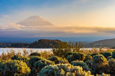 Dağ fuji akçaağaç yaprağı ağaç göl günbatımı zaman Yamanashi Japonya sonbahar sezonu ile güzel manzara