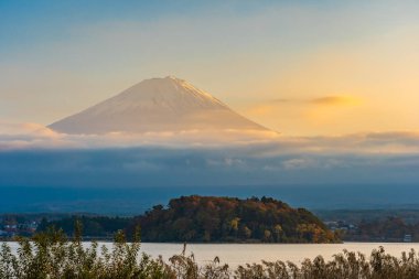 Dağ fuji akçaağaç yaprağı ağaç göl günbatımı zaman Yamanashi Japonya sonbahar sezonu ile güzel manzara