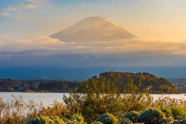 Dağ fuji akçaağaç yaprağı ağaç göl günbatımı zaman Yamanashi Japonya sonbahar sezonu ile güzel manzara