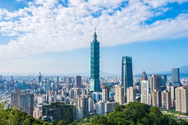 Taipei 101 binasının ve mimarisinin güzel manzarası ve manzarası Tayvan 'da mavimsi ve beyaz bulutlarla gökyüzüne yükseliyor.