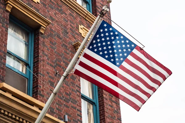 Όμορφη Αμερικανικές Τις Ηπα Σημαία Έξω Από Κτίριο — Φωτογραφία Αρχείου