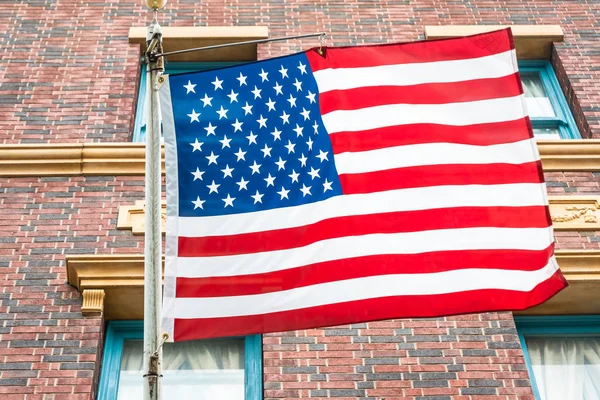 Όμορφη Αμερικανικές Τις Ηπα Σημαία Έξω Από Κτίριο — Φωτογραφία Αρχείου