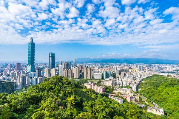 台北101ビルの美しい景観と街並みと 台湾の青と白の雲を持つ都市のスカイラインの建築 — ストック写真
