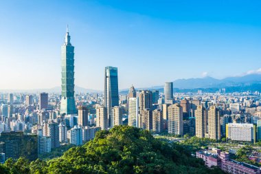 Taipei 101 binasının ve mimarisinin güzel manzarası ve manzarası Tayvan 'da mavimsi ve beyaz bulutlarla gökyüzüne yükseliyor.