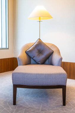 Geri kalanı için kanepede yastık ve dekorasyon oda oturma alanında rahatlayın