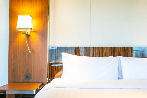 寝室のインテリアの光ランプ装飾ベッドで美しい快適な白い枕 — ストック写真