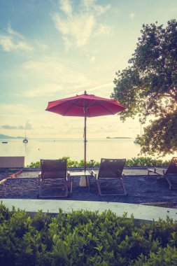 Güzel tropikal deniz okyanus ve plaj şemsiye ve sandalye seyahat ve tatil için