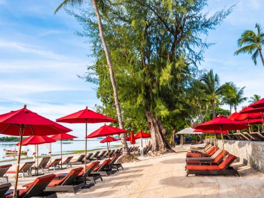 Şemsiye ve tropikal plaj deniz ve okyanus seyahat ve tatil için sandalye