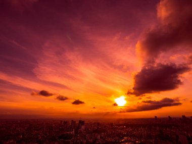 Güzel havadan görünümü, mimari ve günbatımı zaman Japonya'nın tokyo şehir etrafında bina
