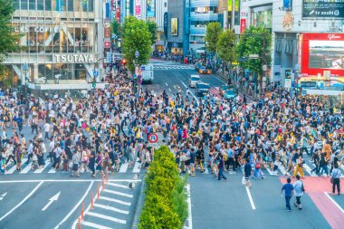 Tokyo, Japonya 29 Temmuz 2018: Shibuya kavşak veya kapısı popüler ve Simgesel Yapı yeme alışveriş için Tokyo'da yerleştirin ve yaya bir sürü burada var