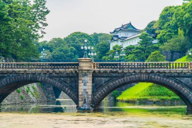 Güzel eski mimari İmparatorluk Sarayı Kalesi hendek ve Tokyo şehir Japonya köprüsünde