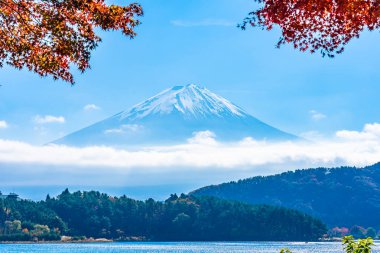 Dağ fuji akçaağaç yaprağı ağaç göl sonbahar sezonu ile güzel manzara