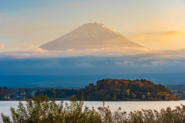 Dağ fuji akçaağaç yaprağı ağaç göl günbatımı zaman Yamanashi Japonya sonbahar sezonu ile güzel manzara
