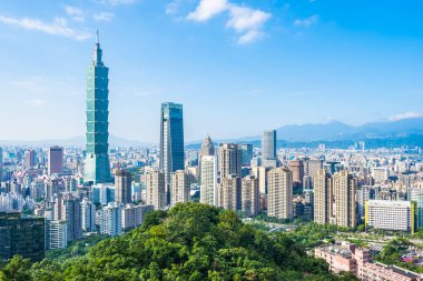 Taipei 101 binasının ve mimarisinin güzel manzarası ve manzarası Tayvan 'da mavimsi ve beyaz bulutlarla gökyüzüne yükseliyor.