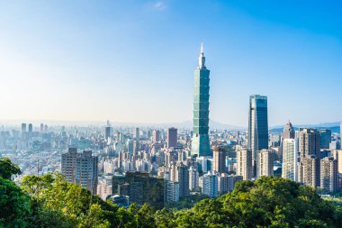 Taipei 101 binasının ve mimarisinin güzel manzarası ve manzarası Tayvan 'da mavimsi ve beyaz bulutlarla gökyüzüne yükseliyor.