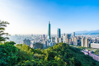 Taipei 101 binasının ve mimarisinin güzel manzarası ve manzarası Tayvan 'da mavimsi ve beyaz bulutlarla gökyüzüne yükseliyor.