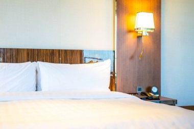 Güzel rahat beyaz yastık yatak yatak odası iç dekorasyonda ışık lamba ile