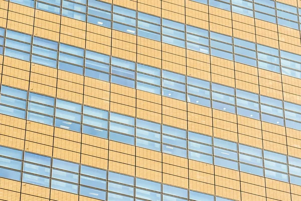 背景のガラス ウィンドウ テクスチャ外観を持つ美しい建築のオフィスビル — ストック写真