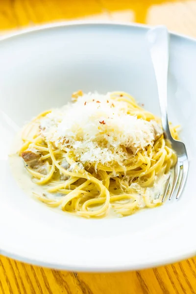 Comida Italiana Con Espaguetis Pasta Carbonara Plato Blanco — Foto de Stock