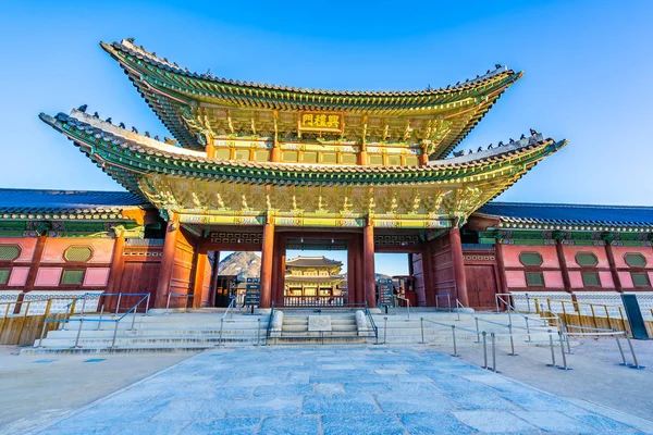 美丽的建筑建筑京福宫在首尔韩国 — 图库照片