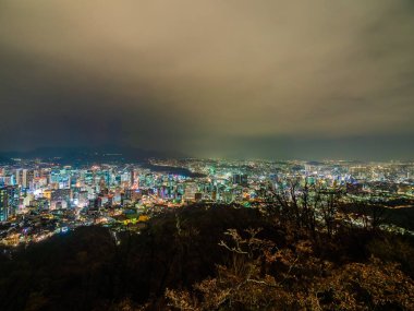 Geceleri Güney Kore'de Seoul şehir etrafında bina güzel mimari