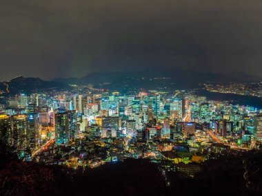 Geceleri Güney Kore'de Seoul şehir etrafında bina güzel mimari