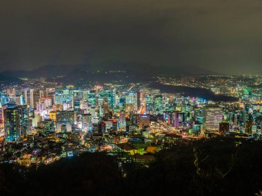 Geceleri Güney Kore'de Seoul şehir etrafında bina güzel mimari