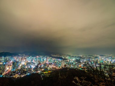 Geceleri Güney Kore'de Seoul şehir etrafında bina güzel mimari