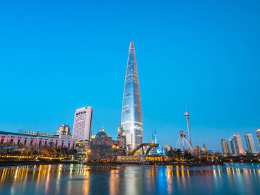 Seoul, Güney Kore: 8 Aralık 2018 Lotte kule bina güzel mimari Seoul City dönüm noktası biridir