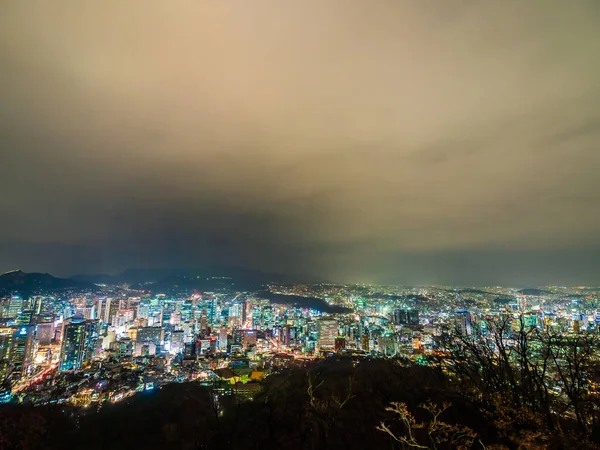 Geceleri Güney Kore'de Seoul şehir etrafında bina güzel mimari