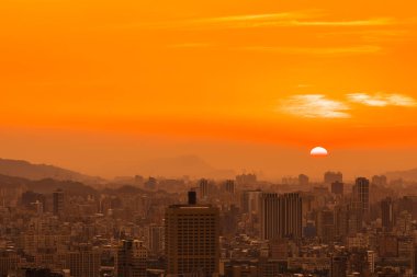 Taipei şehrinin güzel mimarisi Tayvan 'da gün batımında gökyüzüne yükseliyor.