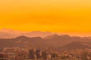 Taipei şehrinin güzel mimarisi Tayvan 'da gün batımında gökyüzüne yükseliyor.