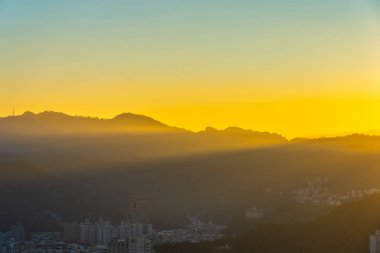 Taipei şehrinin güzel mimarisi Tayvan 'da gün batımında gökyüzüne yükseliyor.