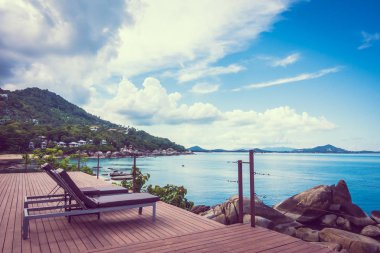 Güzel tropikal deniz okyanus ve mavi gökyüzü arka plan Oda Veranda balkon seyahat ve tatil için