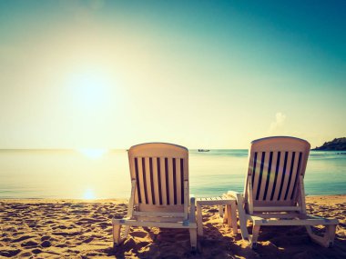 Tropikal plaj deniz ve okyanus seyahat ve tatil için boş sandalye