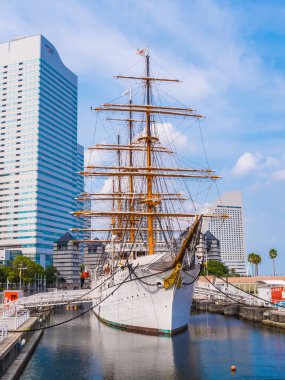 Yokohama Japonya - 25 Temmuz 2018: Güzel Nippon-maru A Yelkenli tekne Japonya Yokohama şehirde mavi gökyüzü ile