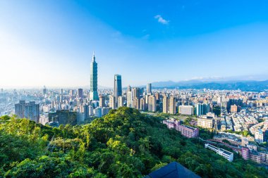 Taipei 101 binasının ve mimarisinin güzel manzarası ve manzarası Tayvan 'da mavimsi ve beyaz bulutlarla gökyüzüne yükseliyor.