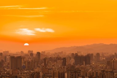 Taipei şehrinin güzel mimarisi Tayvan 'da gün batımında gökyüzüne yükseliyor.