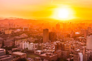 Taipei şehrinin güzel mimarisi Tayvan 'da gün batımında gökyüzüne yükseliyor.