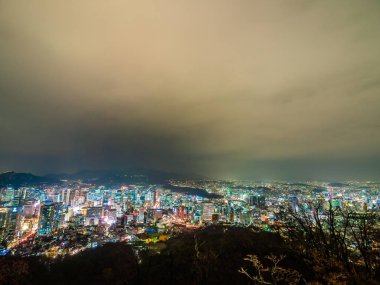Geceleri Güney Kore'de Seoul şehir etrafında bina güzel mimari
