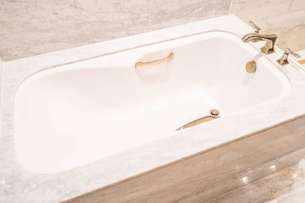 Hermosa Bañera Blanca Lujo Decoración Del Grifo Interior Del Baño —  Fotos de Stock