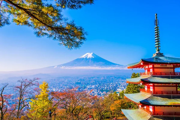 在日本山梨县的红叶树周围的红塔 美丽的山富吉风景 — 图库照片