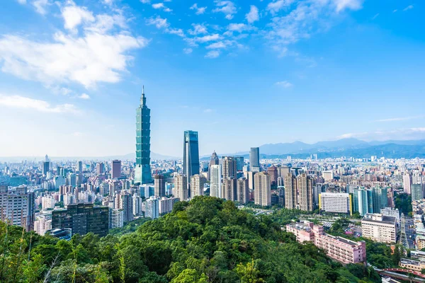 Taipei 101 binasının ve mimarisinin güzel manzarası ve manzarası Tayvan 'da mavimsi ve beyaz bulutlarla gökyüzüne yükseliyor.