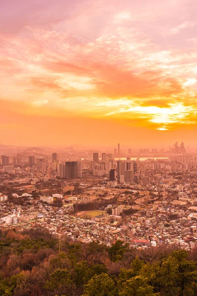 美丽的风景和城市景观与建筑和建筑在日落时间在首尔城市韩国 — 图库照片