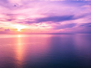 Güzel tropikal plaj ve deniz hurma ve koh samui Adası Tayland tatil ve seyahat için günbatımı zaman diğer ağacında havadan görünümü