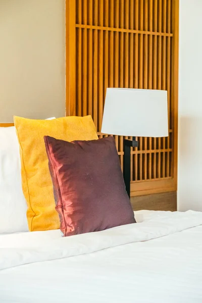 Удобная Подушка Кровати Светлой Мебелью Лампы Интерьера Интерьера Спальни Отеля — стоковое фото