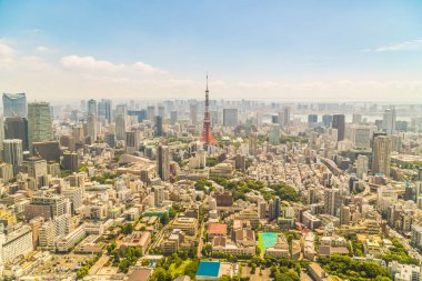 Mavi gökyüzü Japonya'da tokyo kule ile Tokyo şehir bina güzel mimari