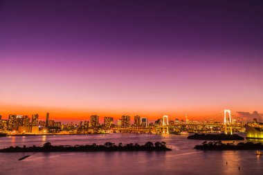 Alacakaranlık günbatımı zaman Japonya'nın tokyo şehir Gökkuşağı Köprüsü ile Cityscape bina güzel mimari