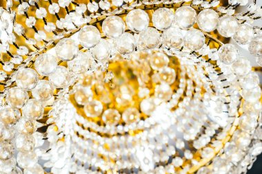 Çok güzel bir kristal avize dekorasyonu.